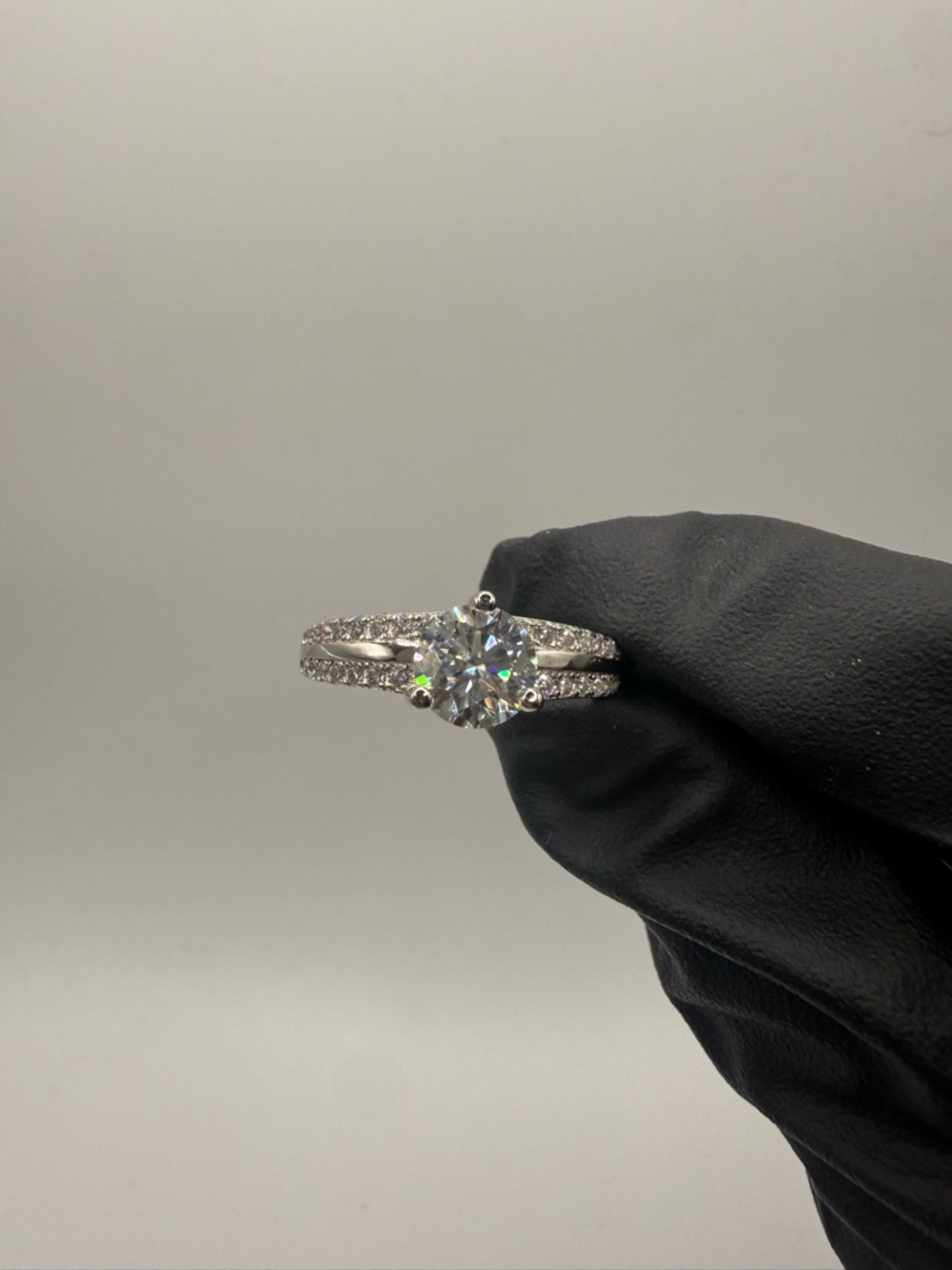 1CT Moissanite Engagement Ring 925 Sterling Silver Split Band VVS1 Diamond Look